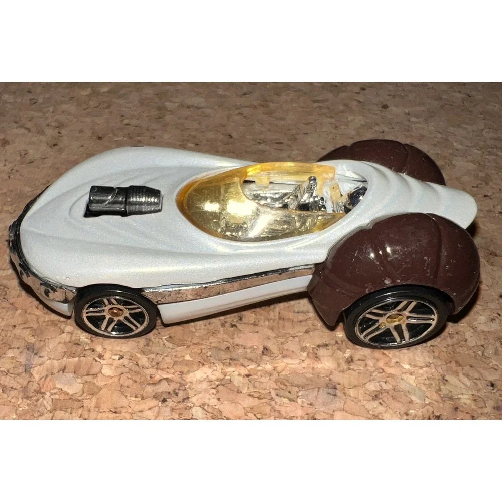 Hot Wheels Star Wars Leia Character Car 1:64 White Brown 2016 Good CLR70 Diecast